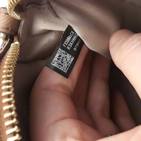 NWOT Micheal Kors Crossbody Jet Set Pocketbook Saffino Leather - Picture 12 of 17